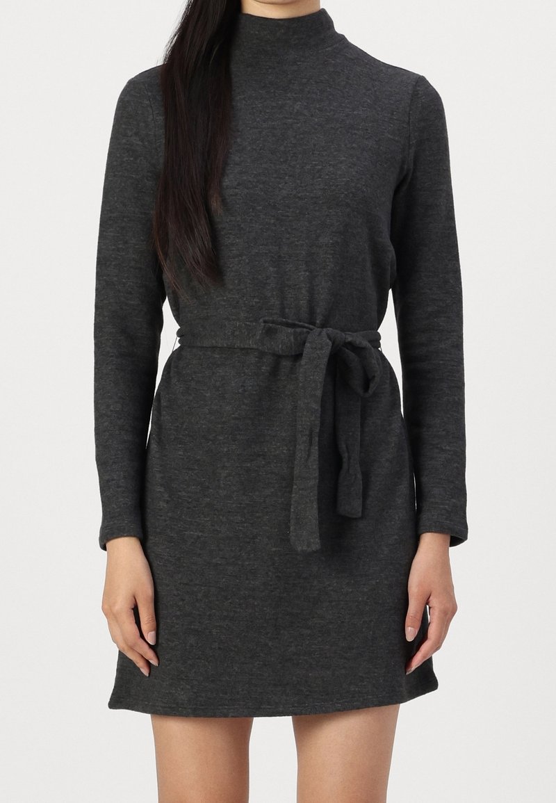 Grau langärmliges Kleid aus einem weichen Material, mit hohem Ausschnitt, tailliertem Bund und minimalistischem Design.