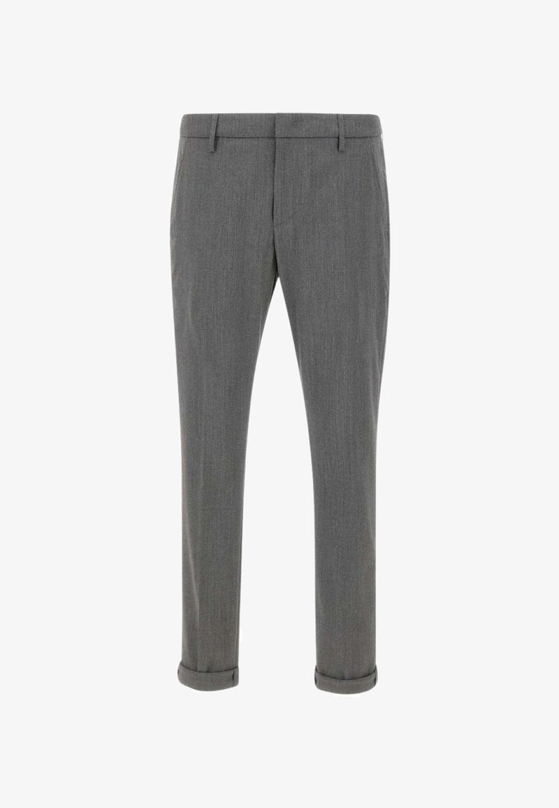 Pantalones grises a medida con una textura suave, un ajuste slim y puños enrollados. Presentan una parte frontal plana y lazos para el cinturón como detalle de diseño adicional.