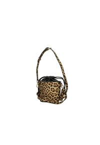 Borsa a tracolla con stampa leopardata, dotata di chiusura a coulisse nera, strap regolabile e accessori in tonalità oro. Tessuto morbido.