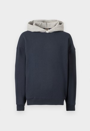 Sweatshirt azul marinho com capuz forrado a cinza, feito de material de algodão macio. Apresenta mangas longas e punhos canelados na bainha e nas extremidades das mangas.