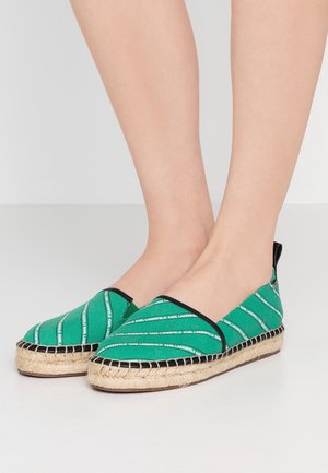 Grønne lærredsespadriller med sorte detaljer, der har et stribet mønster og en sål af juterop. Skoene er uden lukning og har en rundet tå.