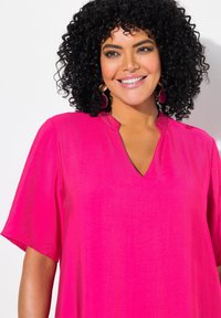 Ulla Popken FLOUNCE PANEL SHORT SLEEVE  - Jurk - pink