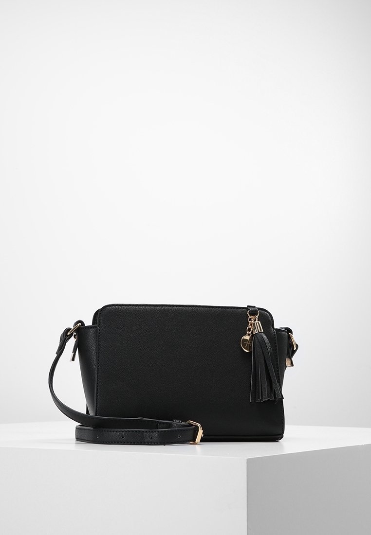 Borsa a tracolla nera in ecopelle, con forma rettangolare, tracolla regolabile e dettagli in hardware dorato con una frangia.