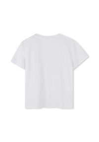 Camiseta de algodón blanca con cuello redondo, mangas cortas y dobladillo recto. Textura suave, diseño minimalista, sin patrones ni acentos.