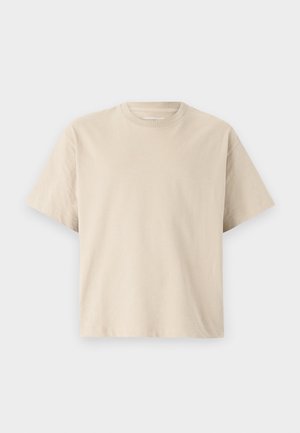 Beige tričko s krátkým rukávem a kulatým výstřihem, vyrobené z měkkého materiálu, s volným střihem a bez viditelných vzorů či akcentů.
