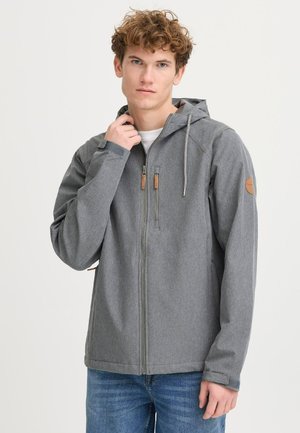 Chaqueta gris de cremallera hecha de tejido texturizado, con capucha, cordones y detalles de cuero en el pecho y los bolsillos.