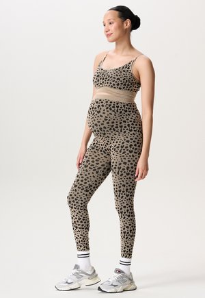 Zwangerschapsactivewear-set met een beige luipaardprint. De outfit bestaat uit een crop top met verstelbare bandjes en hoog-geknoopte leggings.