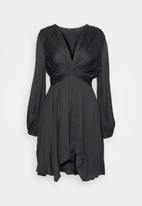 Robe plissée noire avec manches longues, nœud torsadé à la taille, col en V profond et ourlet asymétrique.