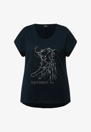 Navy modrá bavlněná tričko s krátkým rukávem, s bílým konturou znázorňujícím splývající účes a slovem "REFRESH" pod ním.
