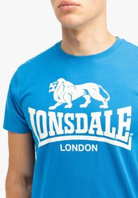 Lonsdale NORMALE PASSFORM LOGO - T-Shirt print - royal blue white