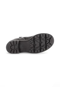 Bota de cuero negra con una suela de goma texturizada y surcos profundos para mayor agarre. Cierre de cremallera en el lateral y con la marca "Gabor".