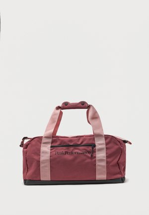 Τσάντα duffel Peak Performance σε μαροον και ροζ χρώμα με δύο λαβές, εμπρόσθια τσέπη με φερμουάρ και μαύρη βάση, τοποθετημένη σε λευκό φόντο.
