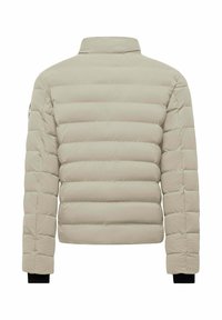 Giacca imbottita beige con colletto alto, trapuntatura verticale e polsini a costine neri. Leggera, texture morbida, con dettagli minimi.