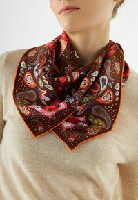 Écharpe en soie d'un brun riche, ornée d'un motif floral et de paisley en rouge, rose, vert et blanc, avec une bordure orange.