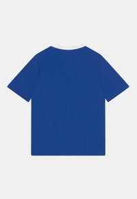 Blå kortärmad t-shirt med vit krage. Tillverkad av mjuk tyg, har en rak skärning och inga synliga mönster eller detaljer.