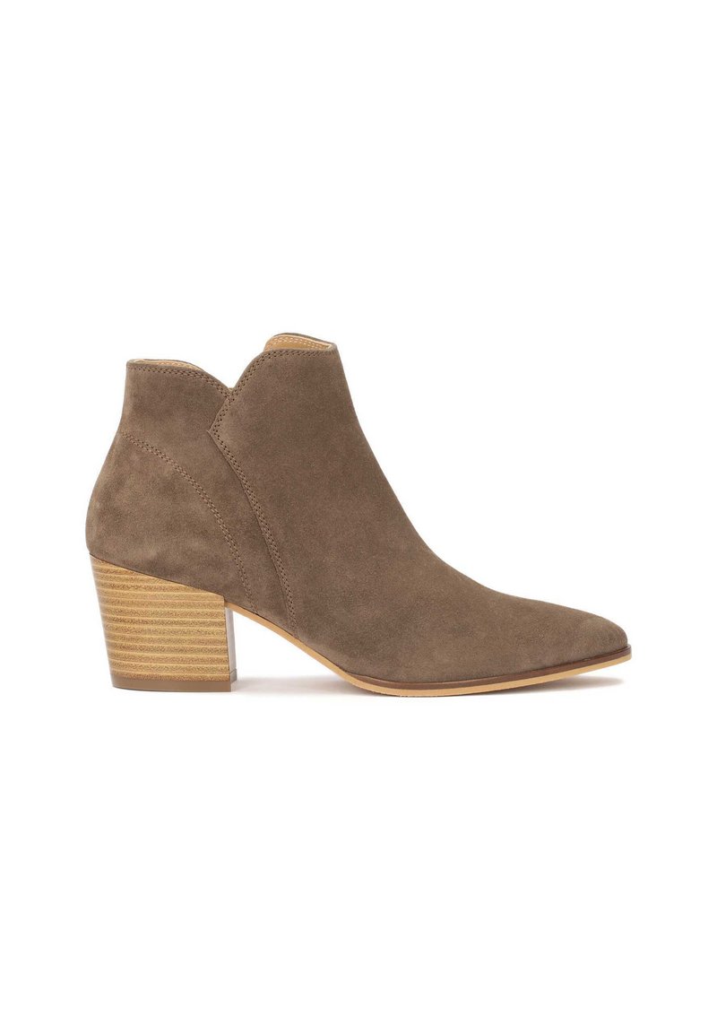 Botine din suede maro, cu vârf ascuțit și toc din lemn stratificat, având dungi orizontale. Siluetă simplă și elegantă.