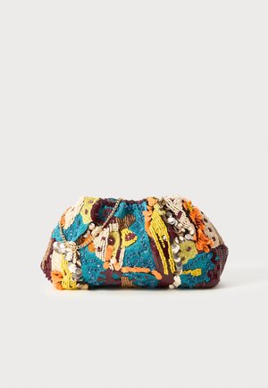 Borsetta a tracolla colorata decorata con perline, caratterizzata da motivi intricati in blu, giallo e arancione. Tessuto strutturato, design arricciato e una tracolla a catena attaccata.
