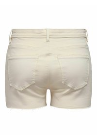 Short en denim écru vu de dos avec deux poches visibles, passants pour ceinture et bords bruts.