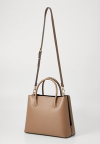 Borsa in ecopelle beige con doppi manici superiori e una tracolla removibile. Presenta una forma strutturata e bordi neri a contrasto.