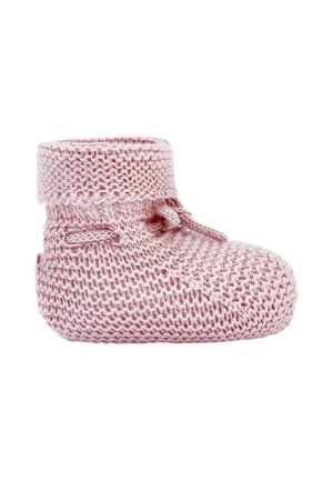 Chausson de bébé tricoté rose doux avec bord-côte replié et petit nœud décoratif sur le côté, présenté sur fond blanc.