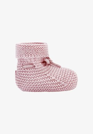Chausson de bébé tricoté rose doux avec bord-côte replié et petit nœud décoratif sur le côté, présenté sur fond blanc.