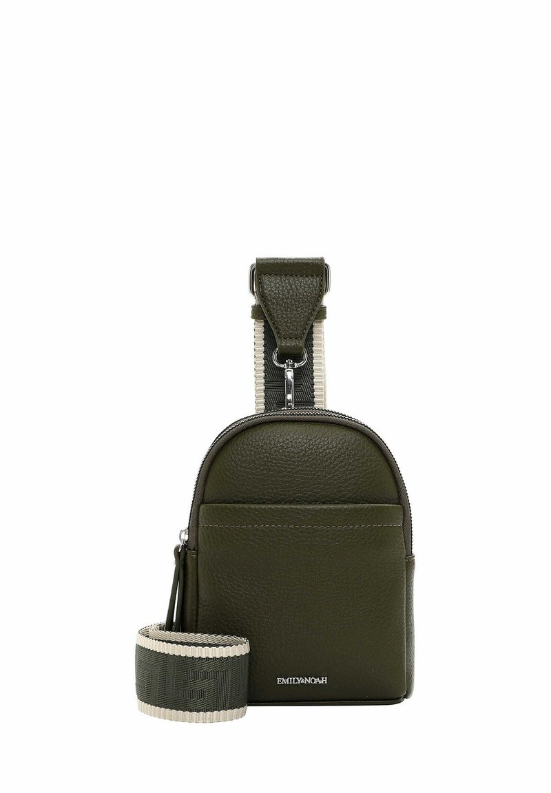 Grøn læder crossbody taske med tekstureret finish, lynlåslukning, frontlomme og justerbar vævet rem med geometrisk mønster.