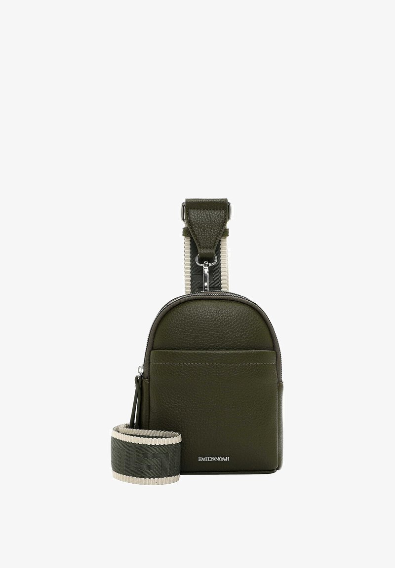 Zaļa ādas crossbody soma ar teksturētu virsmu, rāvējslēdzēja aizdari, priekšējo kabatu un regulējamu austu siksnu ar ģeometrisku rakstu.