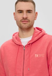 s.Oliver GARMENT-DYED MET CAPUCHON - Strickjacke - korallrot