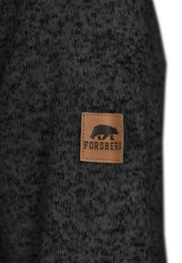 Grauer Strickpullover mit strukturiertem Stoff. Ein Lederschild mit einem Bärenlogo und dem Text "FORSBERG" befindet sich an der Seite.