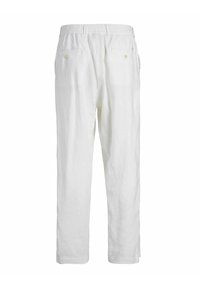 Białe lniane spodnie z elastycznym pasem, posiadające dwie tylne kieszenie, prostą nogawkę i lekką, teksturowaną tkaninę.