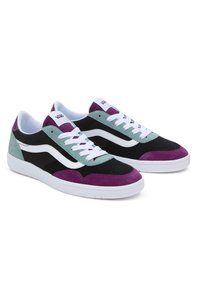Un paio di sneaker Vans con pannelli in suede nero, viola e verde menta, lacci bianchi e suole in gomma bianche su uno sfondo bianco.