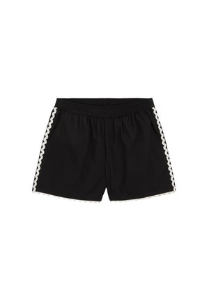 Schwarze Shorts mit elastischem Bund und weißem, gewelltem Besatz entlang der Seiten und am Saum, flach auf weißem Hintergrund liegend.