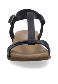 Sandal in pelle nera con suola piatta, design delle cinghie minimalista e chiusura con fibbia. Soletta marrone con suola in gomma testurizzata.