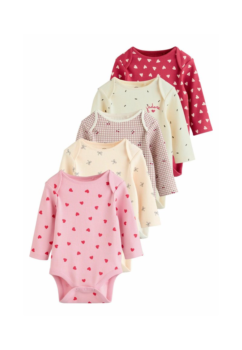 Fem långärmade babybodys med mönster i rosa, krämfärg, ljusgul, rutigt och röd. Varje bodysuit har olika mönster av hjärtan, rosetter eller körsbär.