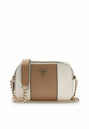 Petit sac bandoulière rectangulaire avec panneaux beige et crème, bandoulière chaîne dorée et logo Guess à l’avant.