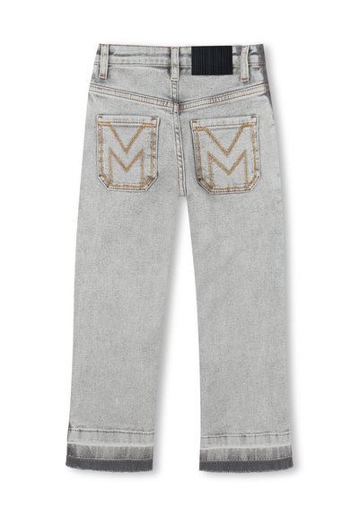 Pantalon en denim gris avec une coupe droite, doté de deux poches arrière ornées d'une couture en forme de M distincte en fil de couleur contrastée.