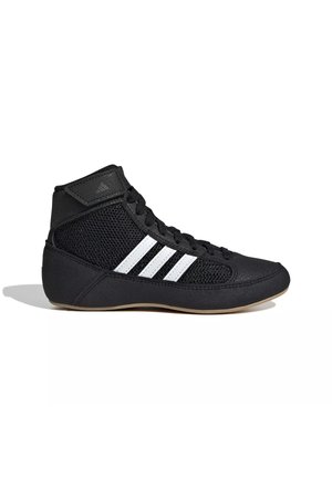 Zapatilla de lucha Adidas negra de caña alta con rayas blancas, laterales de malla, cordones en la parte delantera y suela beige.