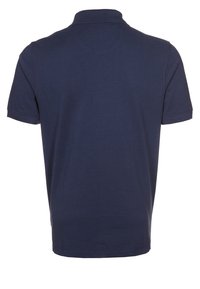 Tmavě modré polo tričko s měkkou texturou, krátkými rukávy a klasickým límečkem. Má jednoduchý, čistý design bez vzorů.