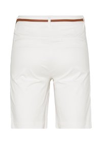 Pantaloni corti bianchi in cotone con cintura in finta pelle marrone. Presentano due tasche posteriori e una superficie liscia. Lunghezza a metà coscia.