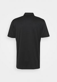 Polo noir à manches courtes avec col, texture lisse et ourlet droit. Pas de logos ni de motifs visibles.