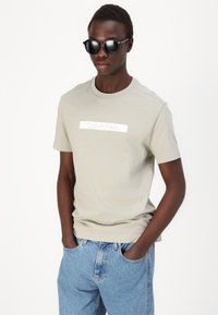 Calvin Klein CUT OUT SHADOW LOGO - T-shirt med print - london fog