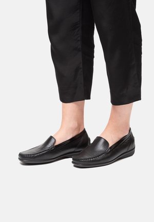 Schwarze Lederloafers mit glatter Oberfläche und gesteppten Akzenten. Rutschiges Design mit abgerundetem Zehenbereich und niedrigem Profilsohle.