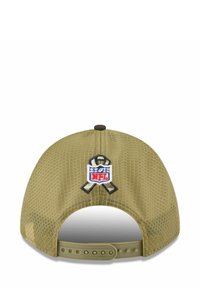 Kaki Mesh-Kappe mit einem gestickten NFL-Logo und einem Banddesign auf der Rückseite. Verstellbarer Riemen für eine optimale Passform.