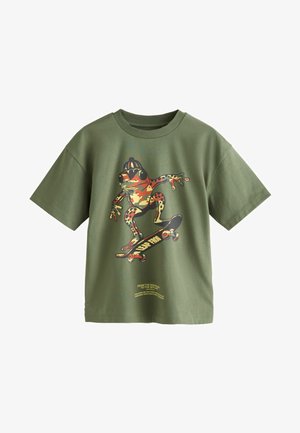 Grünes Baumwoll-T-Shirt mit einem großen grafischen Motiv eines Skateboard fahrenden Frosches in lebendigen Farben, mit kurzen Ärmeln und Rundhalsausschnitt.