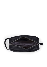 Svart läderpås med slät yta, rektangulär form och silverfärgad dragkedja. Insidan har ett mörkt tygfoder och en liten ficka.