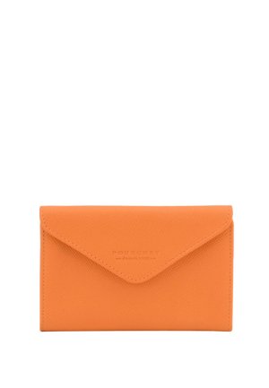 Portefeuille orange en cuir style enveloppe avec une surface texturée et une fermeture à rabat, présenté sur fond blanc.