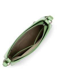 Borsa a tracolla in pelle verde con chiusura a zip. L'interno presenta una fodera beige e diversi scomparti per l'organizzazione. Finiture in hardware argento.