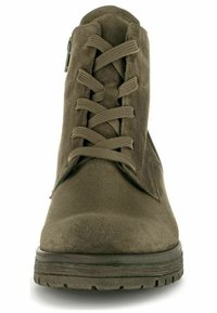 Des bottines en suede marron présentent un bout arrondi, une semelle plate, des lacets à l'avant et une fermeture éclair sur le côté pour un enfilage facile. Surface texturée avec des coutures subtiles.