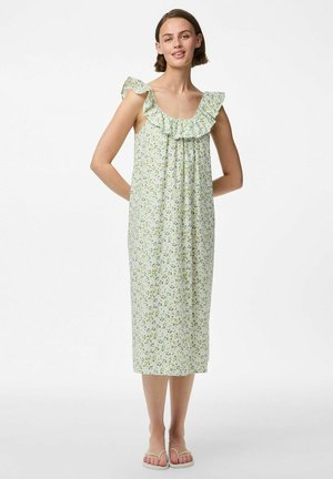 Robe à imprimé floral en vert clair avec des bretelles à volants, longueur genou, en tissu doux. Présente une coupe décontractée et un motif floral subtil.