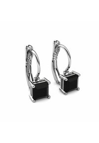 Orecchini a cerchio in argento con pietre nere quadrate incastonate in un design minimalista, con accenti metallici e una finitura lucida.